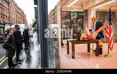 EDITORS NOTE CONTENT Mitglieder der Öffentlichkeit sehen eine neu installierte Skulptur mit dem Titel "Trump and Miss Universe Sculpture" der Künstlerin Alison Jackson, die den US-Präsidenten Donald Trump zeigt, in der Soho Revue Gallery, London. Stockfoto