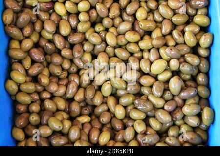 Stand mit Kalamata oder Kalamon Oliven auf dem Straßenmarkt in Athen, Griechenland. Stockfoto
