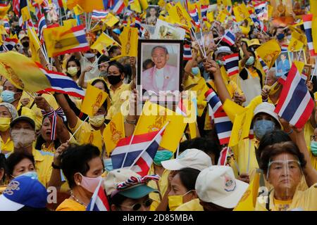 Bangkok, Thailand. Oktober 2020. Pro-Royalisten weben Fahnen im Lumpini Park während der Demonstration.Pro-Royalisten tragen gelbe Hemden, während sie Porträts der thailändischen Königsfamilie während einer regierungsfreundlichen und monarchaischen Kundgebung halten, die den Schutz der Monarchie im Lumpini Park in Bangkok fordert. Kredit: SOPA Images Limited/Alamy Live Nachrichten Stockfoto