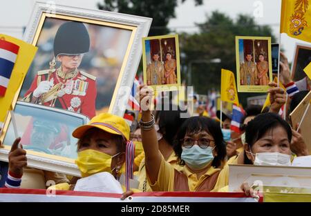 Bangkok, Thailand. Oktober 2020. Pro-Royalisten halten Portraits im Lumpini Park während der Demonstration.Pro-Royalisten tragen gelbe Hemden, während sie Portraits der thailändischen Königsfamilie während einer regierungsfreundlichen und monarchaischen Kundgebung halten, die den Schutz der Monarchie im Lumpini Park in Bangkok fordert. Kredit: SOPA Images Limited/Alamy Live Nachrichten Stockfoto