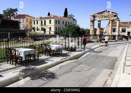 Leere Stühle und Tische eines traditionellen Restaurants im Touristenviertel Plaka in Athen, Griechenland, 9. Oktober 2020. Stockfoto