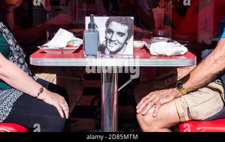 Pärchen sitzt im Diner mit Foto von Elvis auf dem Tisch, Whitby, England, Großbritannien Stockfoto