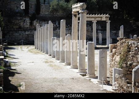 Alte Säulen in einer Reihe an der archäologischen Stätte der römischen Agora in Athen, Griechenland, 9. Oktober 2020. Stockfoto