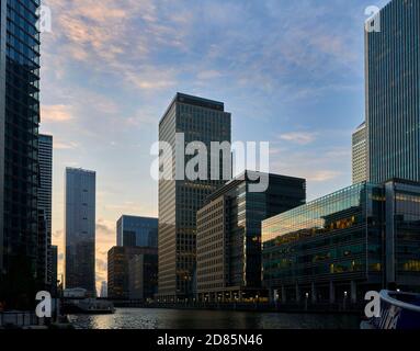 Bürogebäude und Wohntürme in der Abenddämmerung, Canary Wharf, Docklands, East End of London, Großbritannien Stockfoto