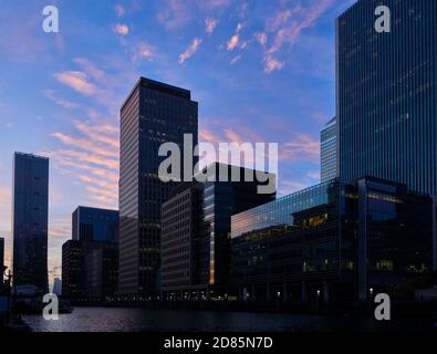 Bürogebäude und Wohntürme in der Abenddämmerung, Canary Wharf, Docklands, East End of London, Großbritannien Stockfoto