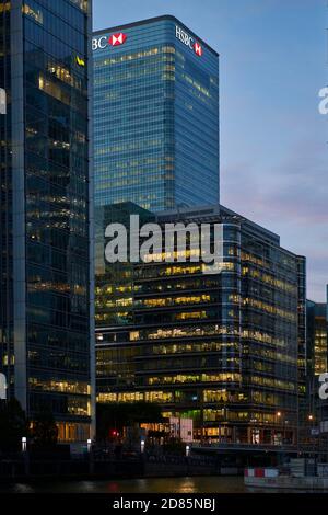 HSBC Bank Tower in der Abenddämmerung, Canary Wharf, Docklands, East End of London, Großbritannien Stockfoto