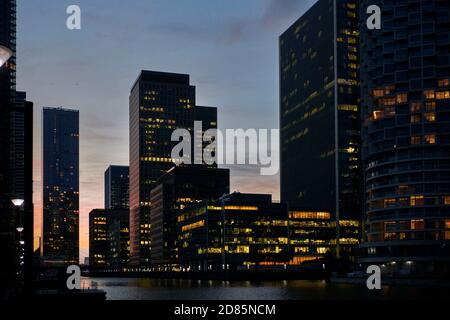 Bürogebäude und Wohntürme in der Abenddämmerung, Canary Wharf, Docklands, East End of London, Großbritannien Stockfoto