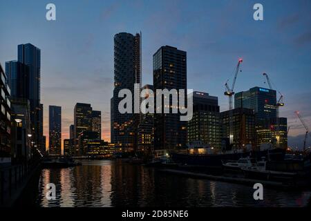 Bürogebäude und Wohntürme in der Abenddämmerung, Canary Wharf, Docklands, East End of London, Großbritannien Stockfoto