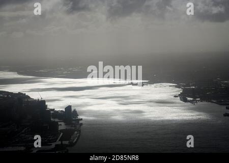 Eine Luftaufnahme mit Blick auf den Fluss bei Liverpool, Merseyside, Nordwestengland, Großbritannien, mit dramatischen Regenwolken über dem Wirral Stockfoto