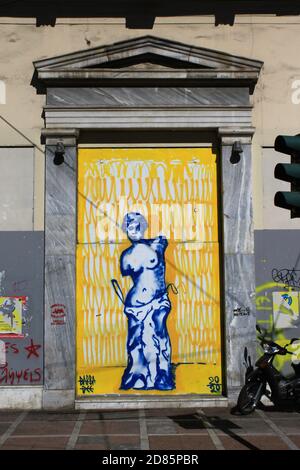 Griechenland, Athen, 9. Oktober 2020 - Graffiti mit der Statue der Venus von Milo am Eingang des Gebäudes im Zentrum von Athen. Stockfoto