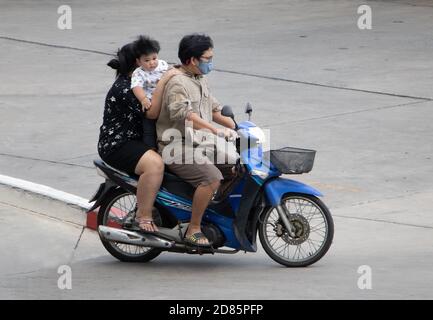 SAMUT PRAKAN, THAILAND, JULI 29 2020, ELTERN fahren mit einem kleinen Sohn ein Motorrad. Stockfoto