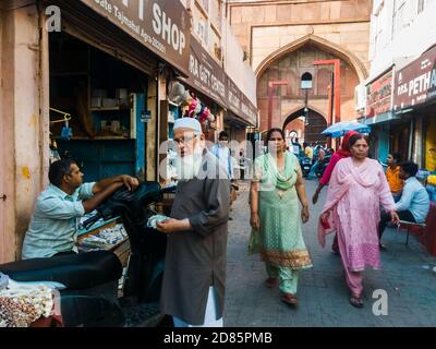 Agra, Uttar Pradesh, Indien - März 2019: Leben in den engen Marktstraßen innerhalb der alten Moghul-Gateways rund um das Taj Mahal in der Altstadt von Agra Stockfoto