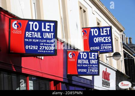 Ayr Town Center, Ayrshire, Schottland, Großbritannien, um Schilder auf Einzelhandelseinheit zu lassen Stockfoto