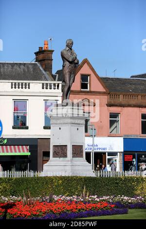 Ayr, Ayrshire, Schottland, Großbritannien. Die Statue des berühmten Dichters Robert Burns von Ayrshire sitzt auf einem Sockel am südlichen Ende der Stadt in einem Gebiet, das als Burns Statue Square bekannt ist.zweimal im Jahr werden Kränze an der Statue gelegt, um Geburtstag und Tod zu feiern Stockfoto