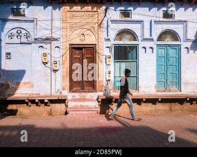 Agra, Uttar Pradesh, Indien - März 2019: Die Außenfassade eines alten Hauses im traditionellen architektonischen Stil auf den Straßen von Tajganj in der gebaut Stockfoto