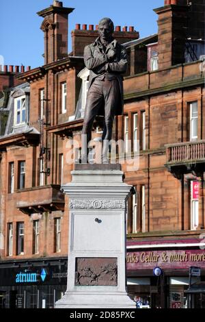 Ayr, Ayrshire, Schottland, Großbritannien. Die Statue des berühmten Dichters Robert Burns von Ayrshire sitzt auf einem Sockel am südlichen Ende der Stadt in einem Gebiet, das als Burns Statue Square bekannt ist.zweimal im Jahr werden Kränze an der Statue gelegt, um Geburtstag und Tod zu feiern Stockfoto