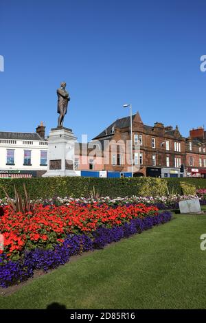 Ayr, Ayrshire, Schottland, Großbritannien. Die Statue des berühmten Dichters Robert Burns von Ayrshire sitzt auf einem Sockel am südlichen Ende der Stadt in einem Gebiet, das als Burns Statue Square bekannt ist.zweimal im Jahr werden Kränze an der Statue gelegt, um Geburtstag und Tod zu feiern Stockfoto