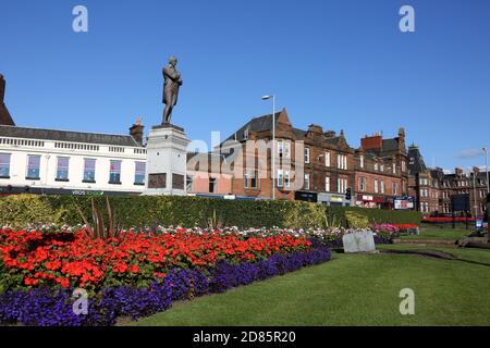 Ayr, Ayrshire, Schottland, Großbritannien. Die Statue des berühmten Dichters Robert Burns von Ayrshire sitzt auf einem Sockel am südlichen Ende der Stadt in einem Gebiet, das als Burns Statue Square bekannt ist.zweimal im Jahr werden Kränze an der Statue gelegt, um Geburtstag und Tod zu feiern Stockfoto