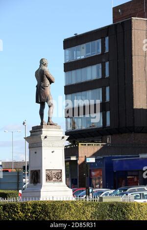Ayr, Ayrshire, Schottland, Großbritannien. Die Statue des berühmten Dichters Robert Burns von Ayrshire sitzt auf einem Sockel am südlichen Ende der Stadt in einem Gebiet, das als Burns Statue Square bekannt ist.zweimal im Jahr werden Kränze an der Statue gelegt, um Geburtstag und Tod zu feiern. Die Statue blickt auf das Burns House, die Verwaltungsbüros des South Ayrshire Council, die 2021 abgerissen wurden Stockfoto