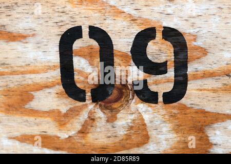 Schwarze Nummer neun auf Holzstruktur gestempelt Stockfoto