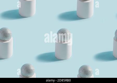 Geometrische nahtlose Muster aus massiven dreidimensionalen Gipsfiguren Zylinder und Kugeln auf einem pastellblauen Hintergrund mit Schatten, kopieren Raum. Stockfoto