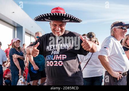 Pensacola, FLORIDA, USA. Oktober 2020. Ein Anhänger des Präsidenten der Vereinigten Staaten Donald J. Trump trägt ein Hemd mit der Aufschrift "Exicans for Trump 2020", während er darauf wartet, dass der Präsident bei einer Wahlkampfveranstaltung in Pensacola, Florida, am 23. Oktober 2020 spricht. Präsident Trump tritt für eine zweite Amtszeit gegen den ehemaligen Vizepräsidenten Joe Biden an. Quelle: Dan Anderson/ZUMA Wire/Alamy Live News Stockfoto