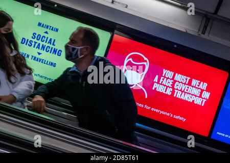 London, Großbritannien. Oktober 2020. Die Zahl der Passagiere an der U-Bahn ist nach wie vor zurückgegangen, steigt aber jetzt an und die Züge sind moderat ausgelastet. Genau wie die Regierung beginnt, ihre Coronavirus-Leitlinien (covid 19) wieder zu straffen. Diejenigen, die Reisen meist tragen Masken, nachdem sie obligatorisch auf öffentlichen Verkehrsmitteln. Kredit: Guy Bell/Alamy Live Nachrichten Stockfoto