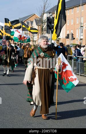 Mann verkleidet als St David St Davids Tagesparade Cardiff South Wales führt Stockfoto