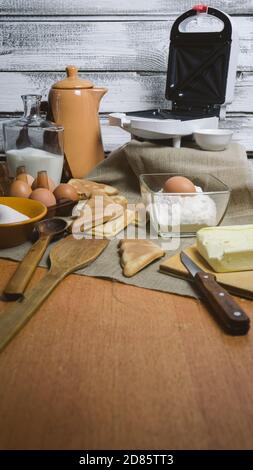 Bake Sandwiches zu Hause, Zutaten für den Teig auf einem Holztisch Stockfoto