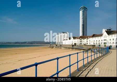 Meeresspaziergang, Strand und Meridian Quay Tower, Swansea Maritime Quarter, Swansea, Glamorgan, South Wales. Stockfoto