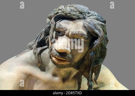 Lebensgroße Skulptur des Homo heidelbergensis. Regionales Archäologisches Museum von Madrid. Nahaufnahme des Gesichts. Alcala de Henares, Spanien Stockfoto