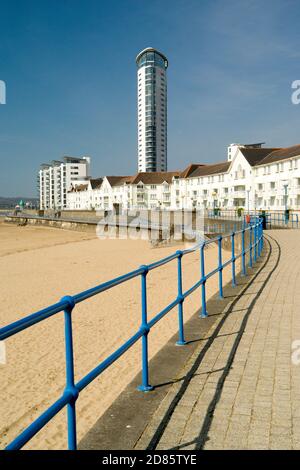 Meeresspaziergang, Strand und Meridian Quay Tower, Swansea Maritime Quarter, Swansea, Glamorgan, South Wales. Stockfoto