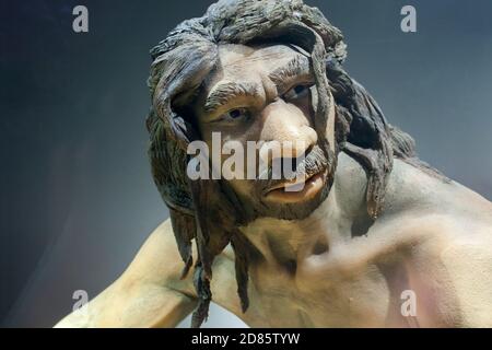 Lebensgroße Skulptur des Homo heidelbergensis. Regionales Archäologisches Museum von Madrid. Nahaufnahme des Gesichts. Alcala de Henares, Spanien Stockfoto