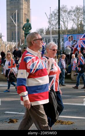 Union Jack Flaggen und Brexit March to Leave Supporters, Brexit Day 1.0, aussagekräftige Abstimmung 2.5, Westminster London, Großbritannien. März 2019 Stockfoto