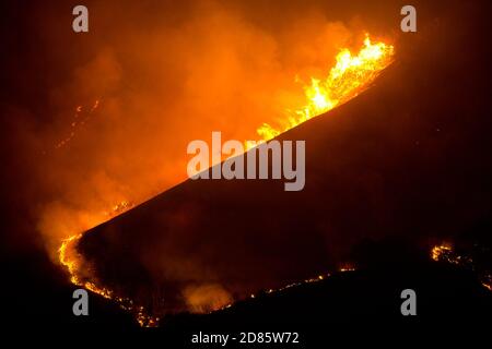 Los Angeles, Kalifornien, USA. Oktober 2020. Das Blue Ridge Feuer brennt in Yorba Linda, Kalifornien, 27. Oktober 2020. Kredit: Ringo Chiu/ZUMA Wire/Alamy Live Nachrichten Stockfoto