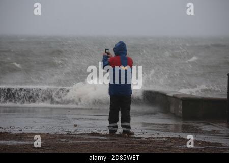 Prestwick Scotland, 13. Januar 2020 Mann, der im Sturm auf seinem Handy fotografiert Credit : Alister Firth Stockfoto