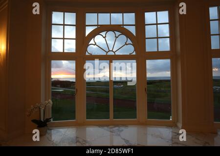 Trump Turnberry Hotel,Turnberry, Ayrshire, Schottland,17. Dezember 2019. Blick von innen auf den Golfplatz mit Ailsa Craig in der Ferne gerahmt Stockfoto