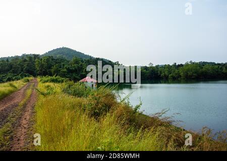 Landschaftlich schöner und abgeschiedener Moisal-Staudamm in Rumbrem, Sanguem, Goa, Indien Stockfoto