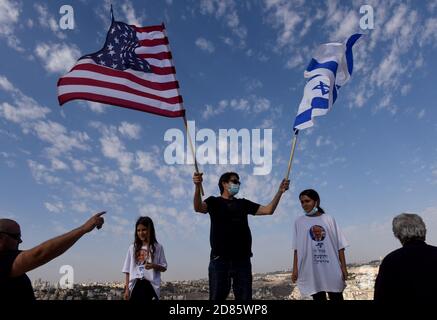 Jerusalem, Israel. Oktober 2020. Israelische Anhänger des US-Präsidenten Donald Trump schwenken amerikanische und israelische Flaggen während einer Trump-Wahlkampfveranstaltung in Jerusalem am Dienstag, den 27. Oktober 2020. Foto von Debbie Hill/UPI Kredit: UPI/Alamy Live Nachrichten Stockfoto