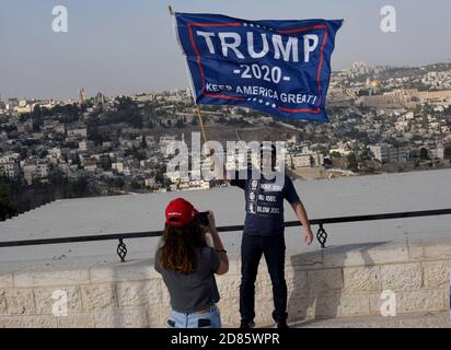 Jerusalem, Israel. Oktober 2020. Ein israelischer Unterstützer des US-Präsidenten Donald Trump schwingt bei einer Trump-Wahlkampfveranstaltung in Jerusalem am Dienstag, dem 27. Oktober 2020, ein Wahlkampfbanner. Foto von Debbie Hill/UPI Kredit: UPI/Alamy Live Nachrichten Stockfoto