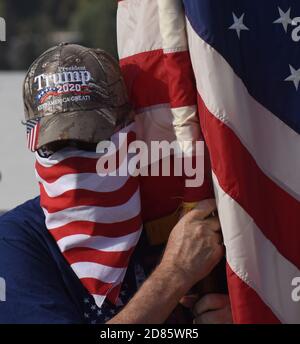 Jerusalem, Israel. Oktober 2020. Ein amerikanisch-israelischer Unterstützer von US-Präsident Donald Trump hält eine amerikanische Flagge während einer Trump-Wahlkampfveranstaltung in Jerusalem am Dienstag, dem 27. Oktober 2020. Foto von Debbie Hill/UPI Kredit: UPI/Alamy Live Nachrichten Stockfoto