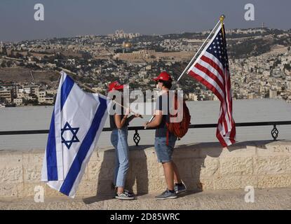 Jerusalem, Israel. Oktober 2020. Israelische Anhänger von US-Präsident Donald Trump halten israelische und amerikanische Flaggen während einer Trump-Wahlkampfveranstaltung in Jerusalem am Dienstag, den 27. Oktober 2020. Foto von Debbie Hill/UPI Kredit: UPI/Alamy Live Nachrichten Stockfoto