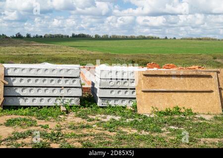 Der Bau des Fundaments für den Bau im Feld auf dem Hintergrund blauen Himmel. Jahr Landschaft am Sonnentag Stockfoto