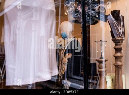 Schaufensterpuppe trägt Gesichtsmaske im Juweliergeschäft, Norwich, Norfolk, Großbritannien Stockfoto