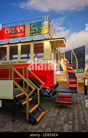 Eine abstrakte Ansicht eines roten Busses, der auf Liverpools Albert Dock geparkt und als Eisdiele genutzt wurde. Zwei Stufen, eine mit unzulässiger Zugangsberechtigung Stockfoto