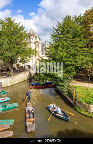 Menschen, die auf Schläge bei Oxford Punting Magdalen Bridge eingestellt Bootshaus Magdalen College auf dem Fluss Cherwell Oxford Oxfordshire England GB Stockfoto