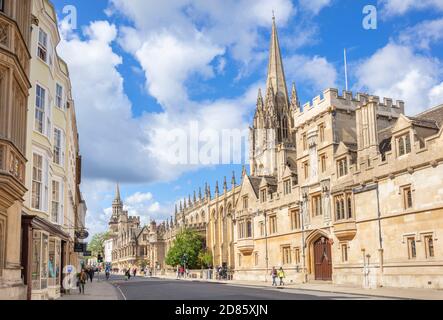 Oxford University Eingang zum Old Souls College Oxford und Turm der University Church of St Mary The Virgin Oxford Oxfordshire England GB Stockfoto