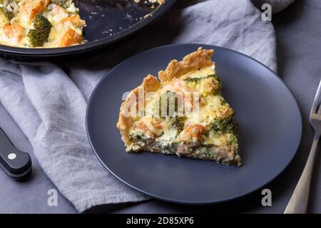 Quiche (offener Kuchen) mit Forelle, Brokkoli und Käse. Hausgemachte ungesüßte Backwaren, traditionelle Kuchen. Nahaufnahme. Stockfoto