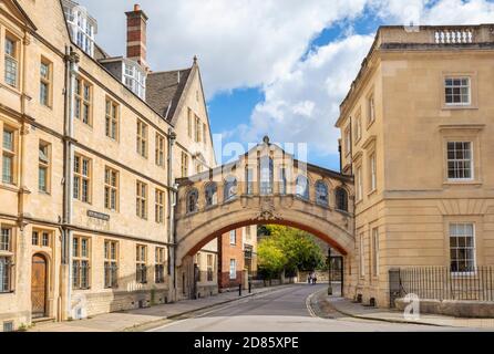 Oxford Universität Hertford Brücke oder Seufzerbrücke zwischen Hertford College-Gebäude New College Lane in Oxford England Oxfordshire Großbritannien GB Europa Stockfoto