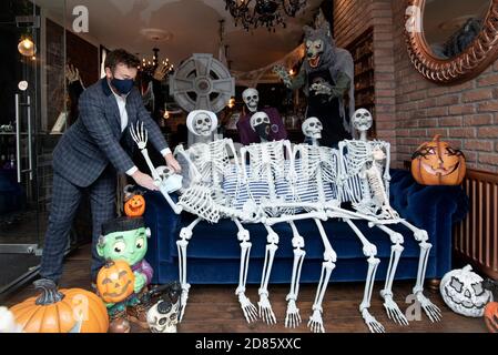 Chris Doherty, Eigentümer von Hemingway's in Leith, Edinburgh, hat sein leeres Restaurant mit Skeletten dekoriert. Das Restaurant muss während der aktuellen Sperrungsbeschränkungen im Zentralgürtel Schottlands geschlossen bleiben. Stockfoto